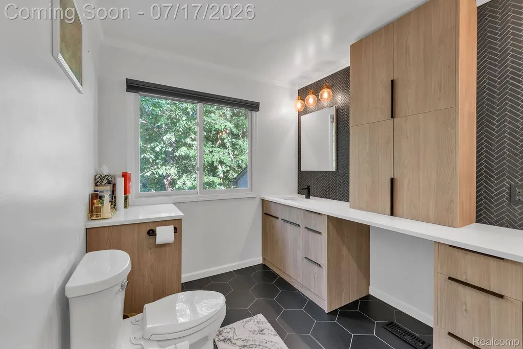 6081 Beachwood Drive West Bloomfield Charter Township MI 48324