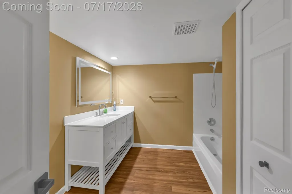 6081 Beachwood Drive West Bloomfield Charter Township MI 48324