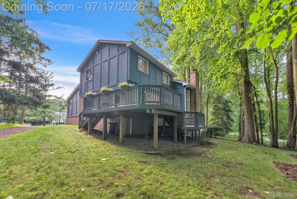 6081 Beachwood Drive West Bloomfield Charter Township MI 48324