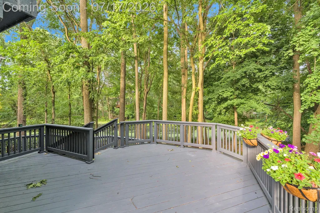 6081 Beachwood Drive West Bloomfield Charter Township MI 48324