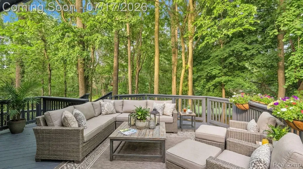 6081 Beachwood Drive West Bloomfield Charter Township MI 48324