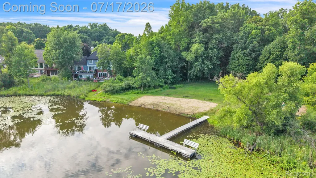 6081 Beachwood Drive West Bloomfield Charter Township MI 48324