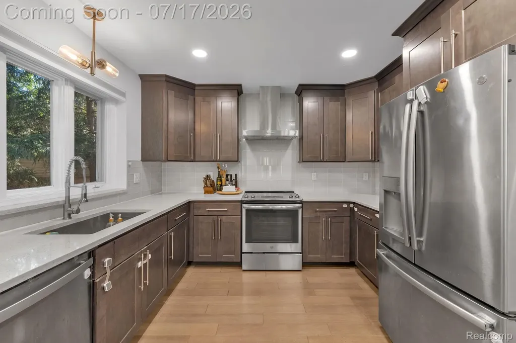 6081 Beachwood Drive West Bloomfield Charter Township MI 48324