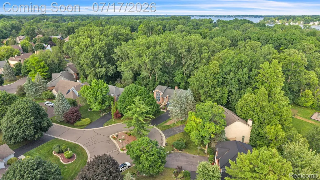 6081 Beachwood Drive West Bloomfield Charter Township MI 48324