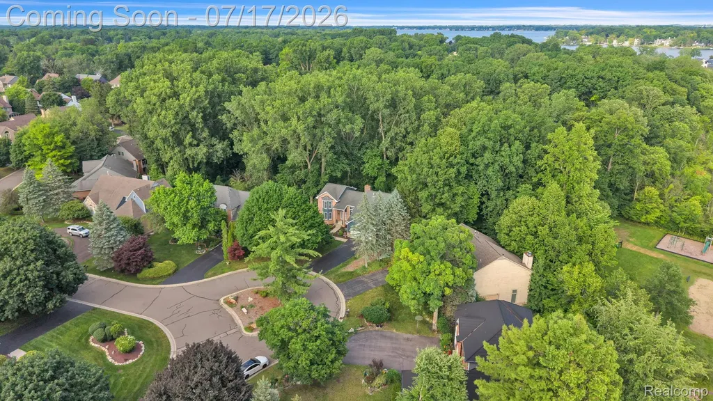 6081 Beachwood Drive West Bloomfield Charter Township MI 48324