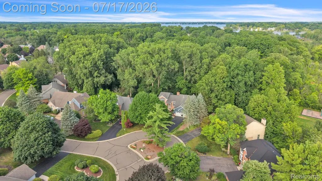 6081 Beachwood Drive West Bloomfield Charter Township MI 48324