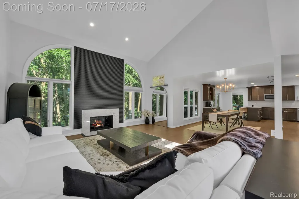 6081 Beachwood Drive West Bloomfield Charter Township MI 48324