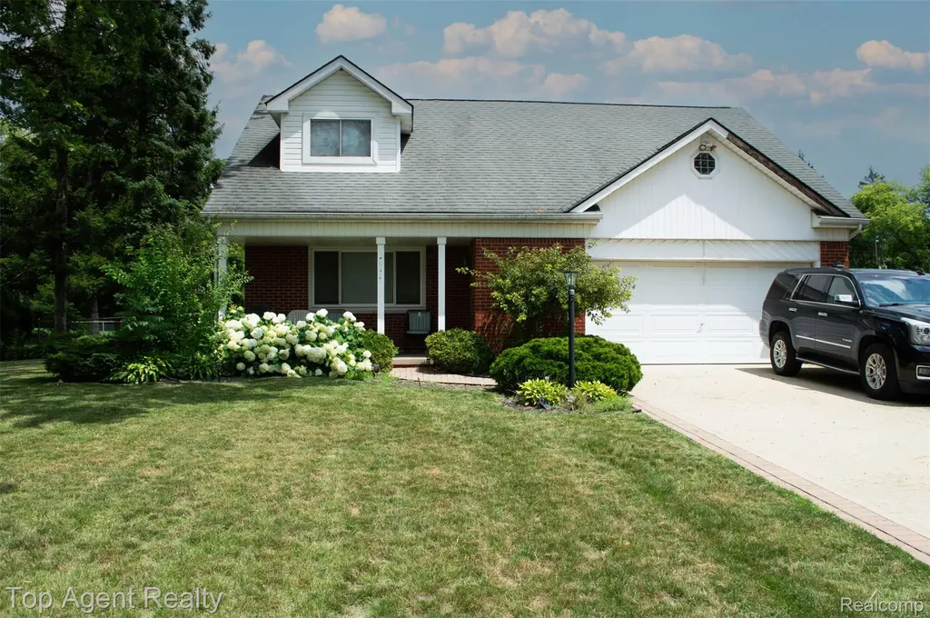 36218 Paddock Drive Clinton Charter Township MI 48035