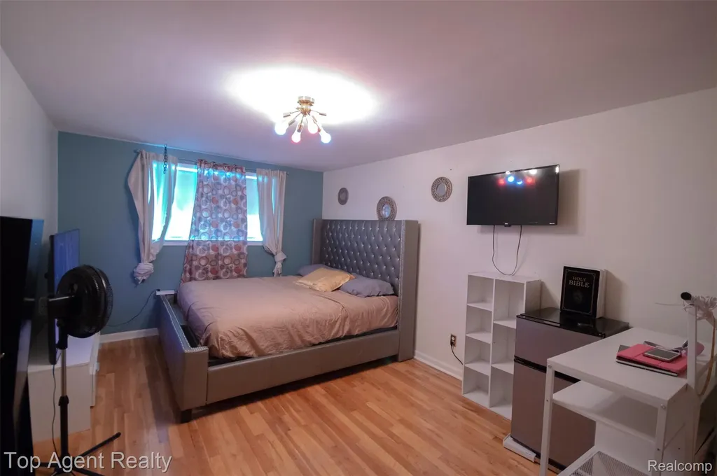 36218 Paddock Drive Clinton Charter Township MI 48035