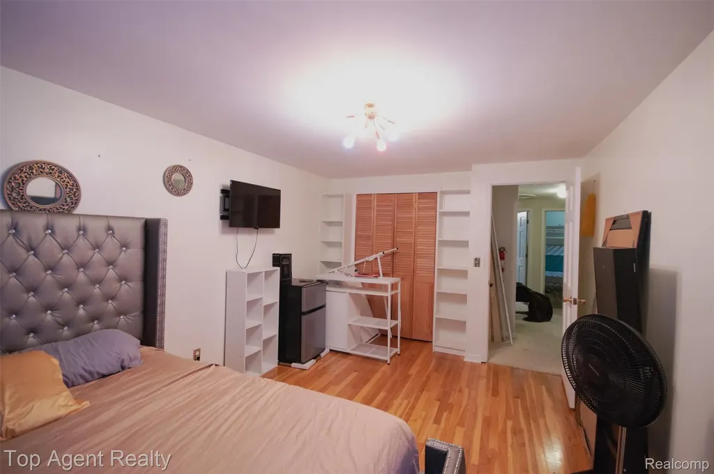 36218 Paddock Drive Clinton Charter Township MI 48035