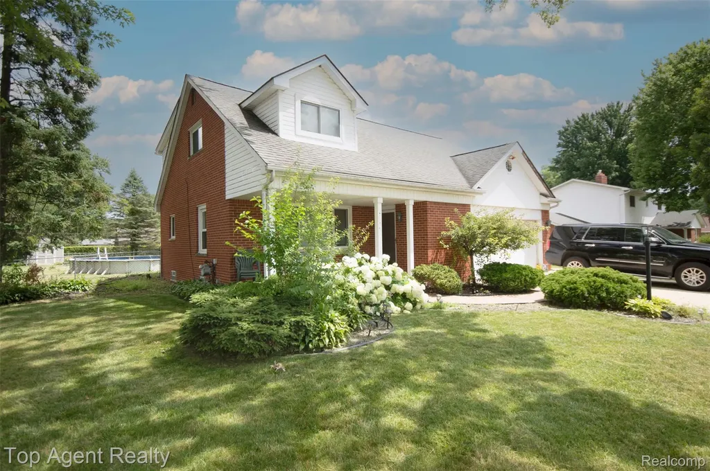 36218 Paddock Drive Clinton Charter Township MI 48035