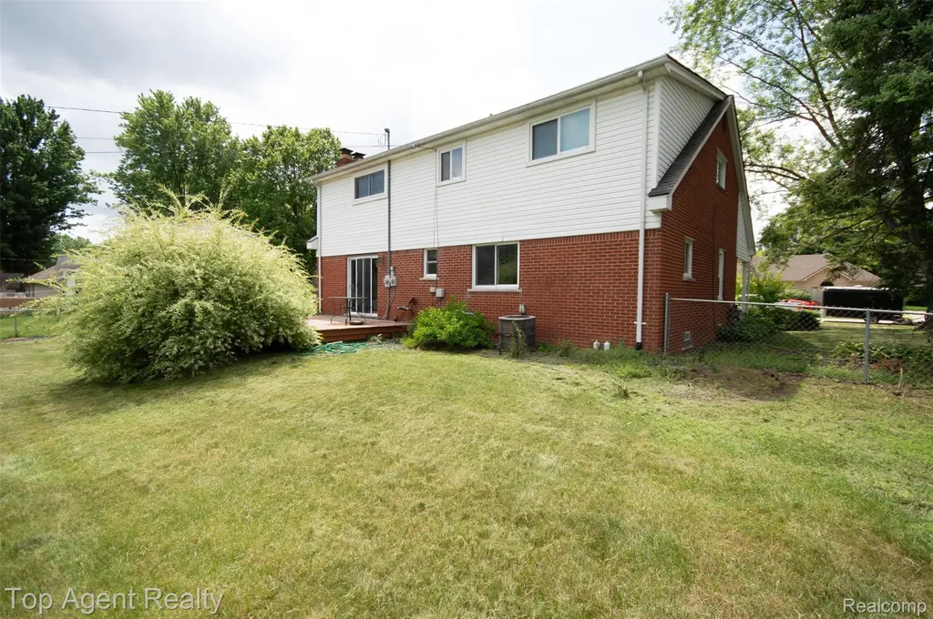 36218 Paddock Drive Clinton Charter Township MI 48035