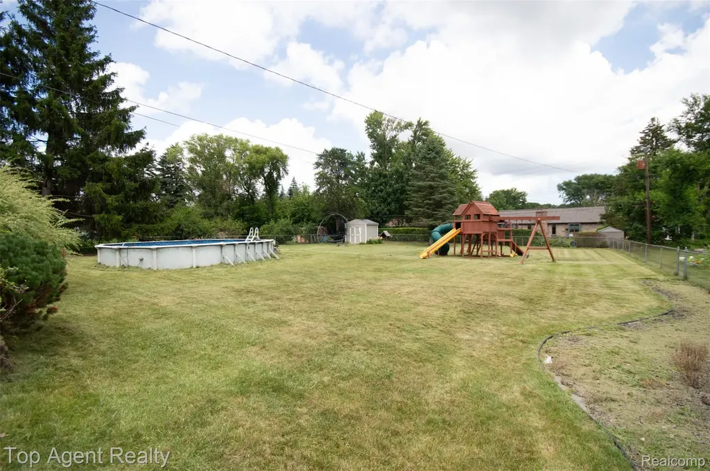 36218 Paddock Drive Clinton Charter Township MI 48035