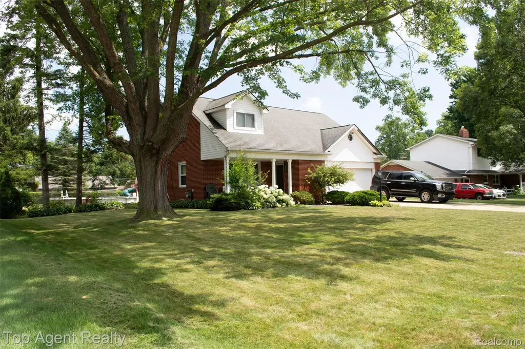 36218 Paddock Drive Clinton Charter Township MI 48035