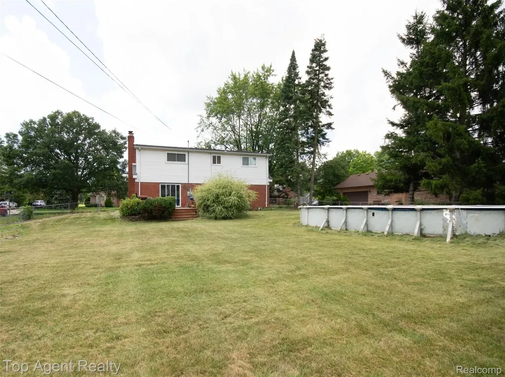 36218 Paddock Drive Clinton Charter Township MI 48035