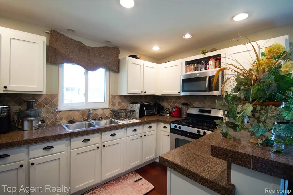 36218 Paddock Drive Clinton Charter Township MI 48035