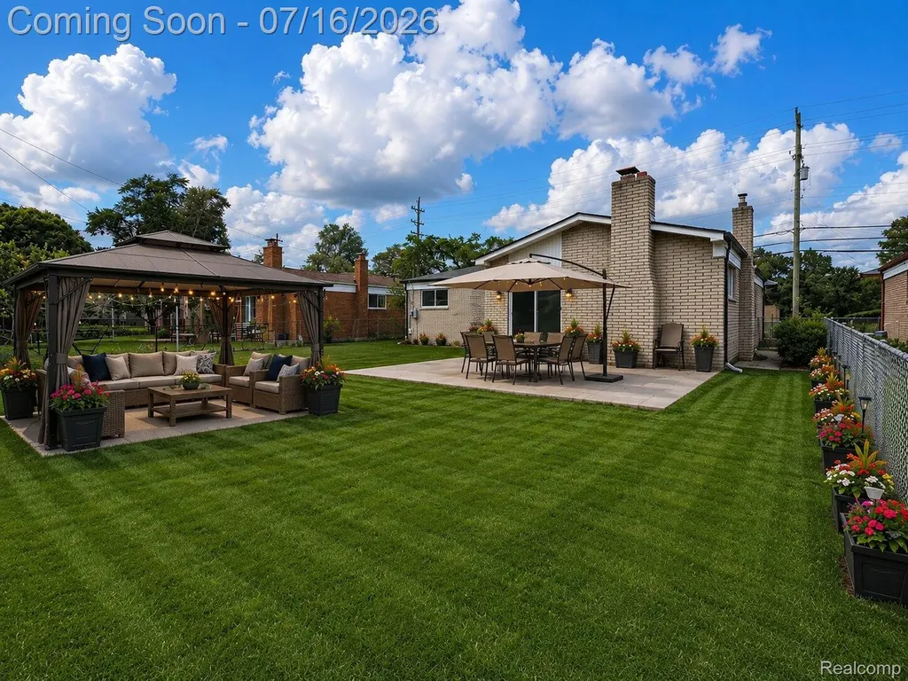 12872 14 Mile Road S Warren City MI 48088