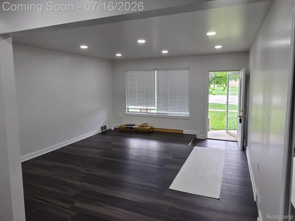 12872 14 Mile Road S Warren City MI 48088