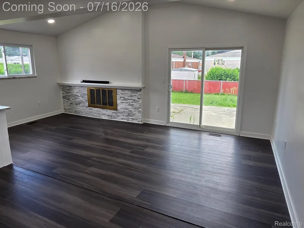 12872 14 Mile Road S Warren City MI 48088