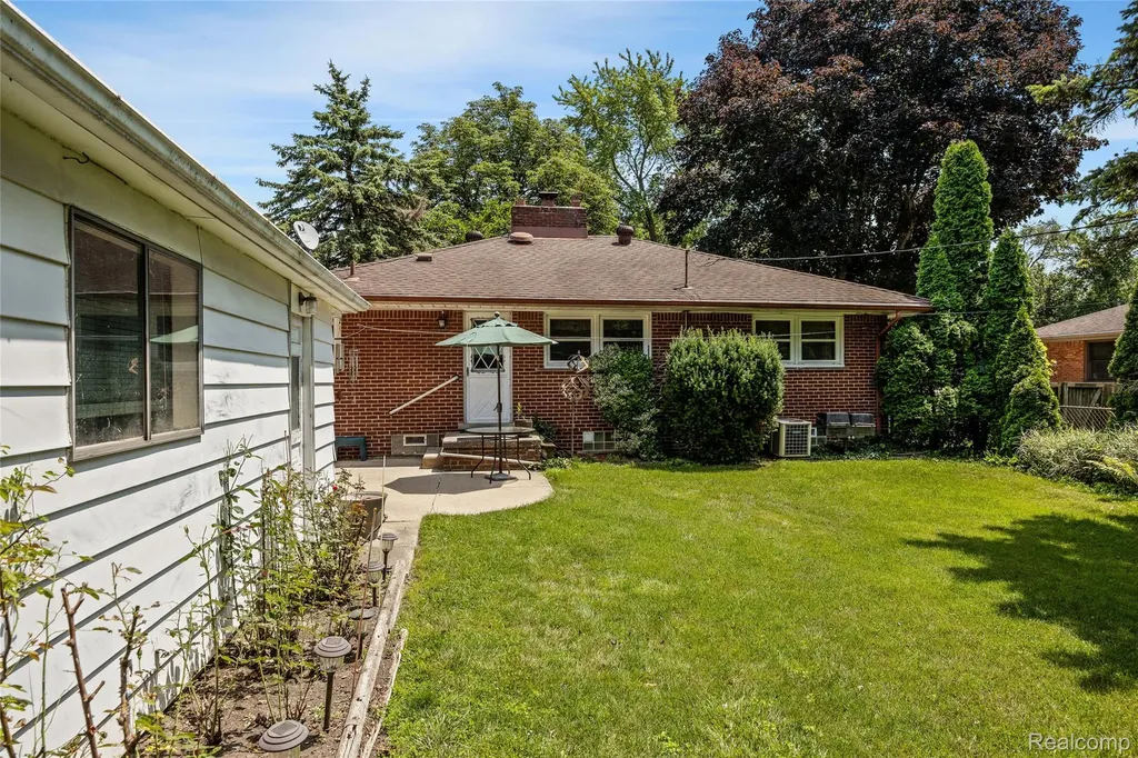 20432 Meridian Road Grosse Ile Township MI 48138