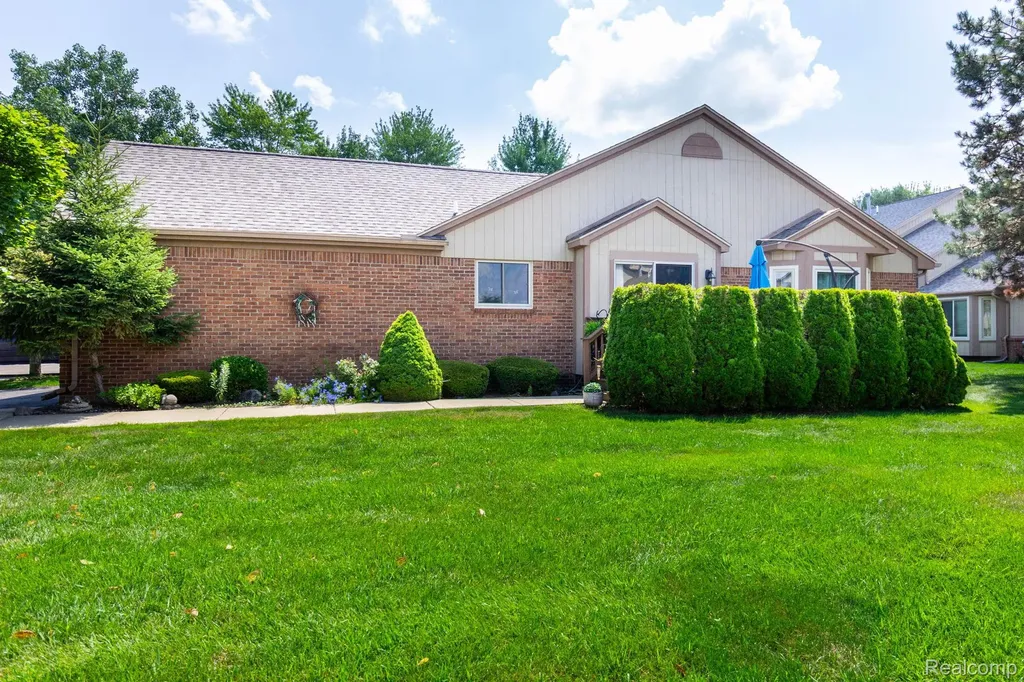 46910 Country Lane Macomb Township MI 48044