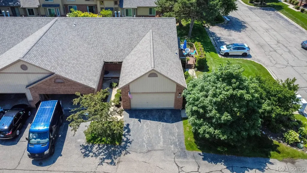 46910 Country Lane Macomb Township MI 48044