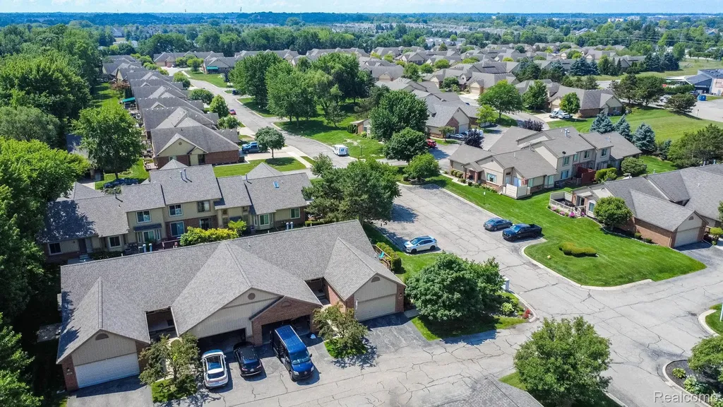 46910 Country Lane Macomb Township MI 48044