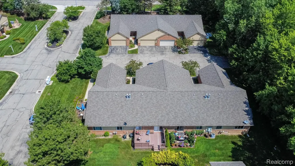 46910 Country Lane Macomb Township MI 48044