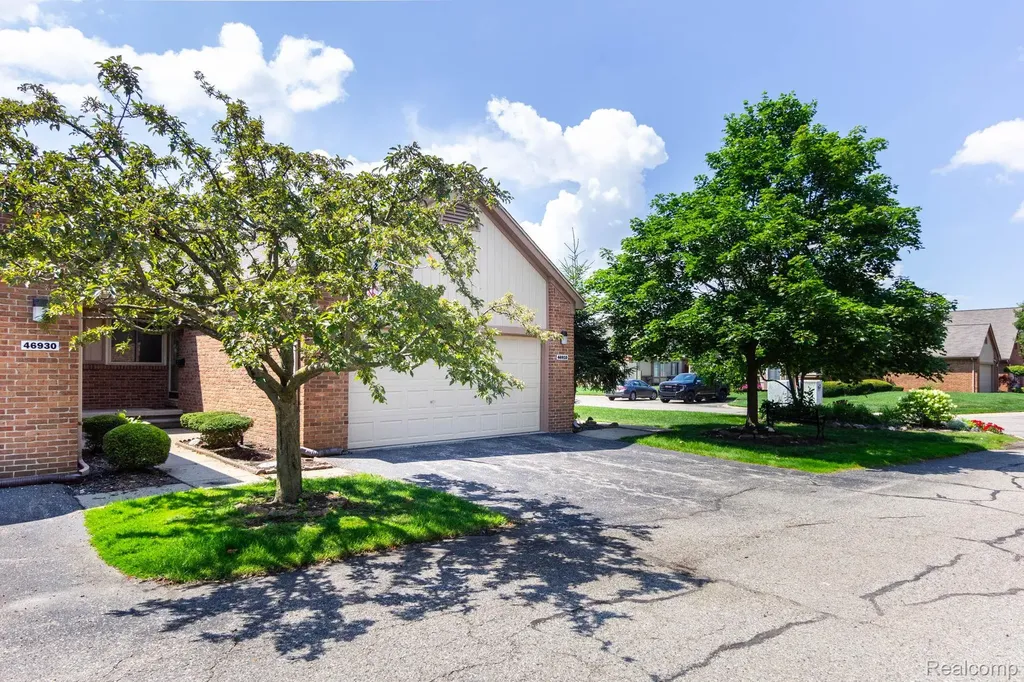 46910 Country Lane Macomb Township MI 48044