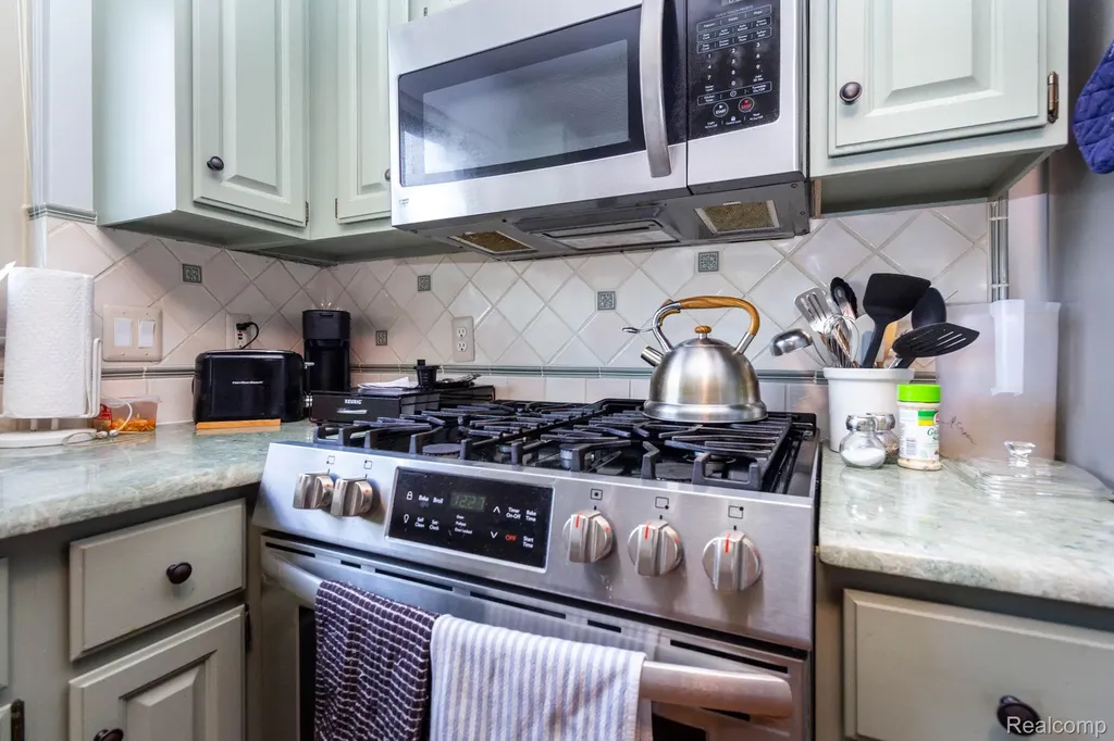 46910 Country Lane Macomb Township MI 48044