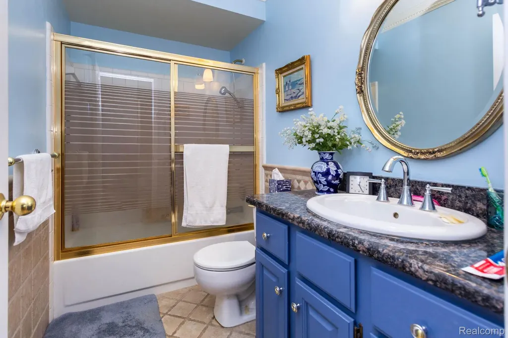 46910 Country Lane Macomb Township MI 48044