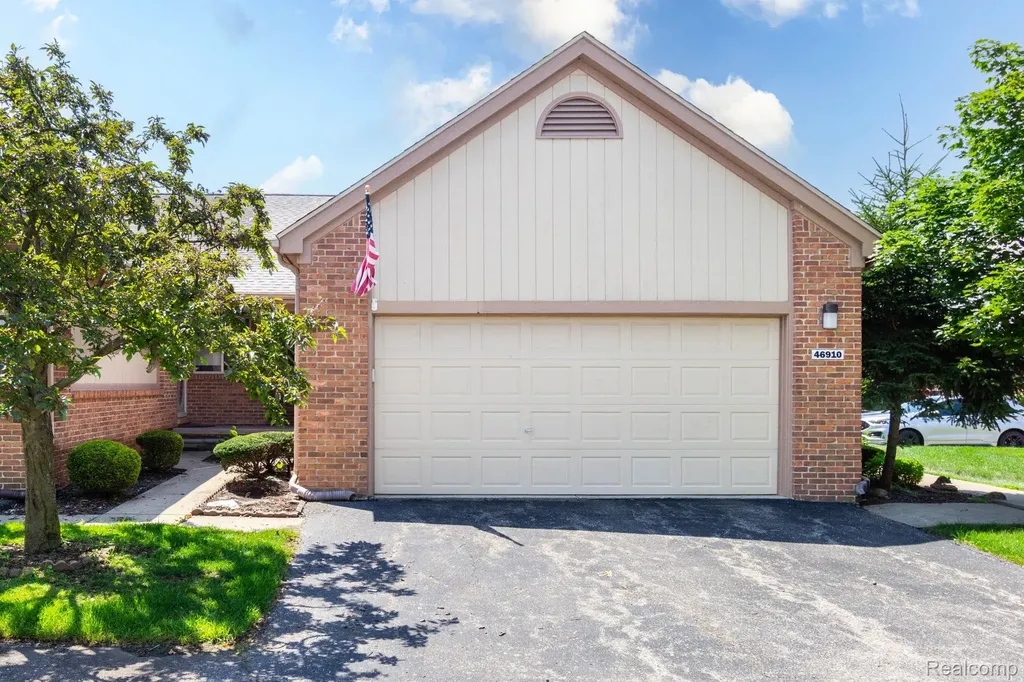 46910 Country Lane Macomb Township MI 48044