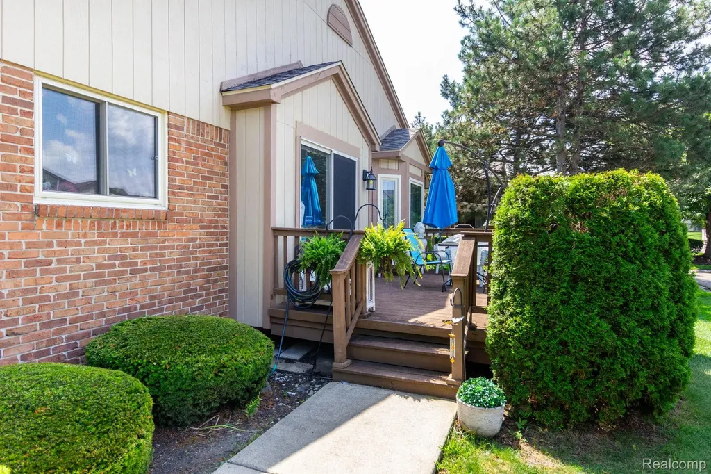 46910 Country Lane Macomb Township MI 48044