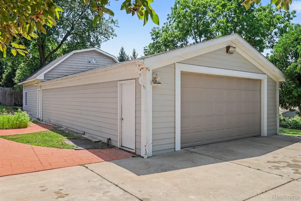 235 Alberta Street Auburn Hills City MI 48326