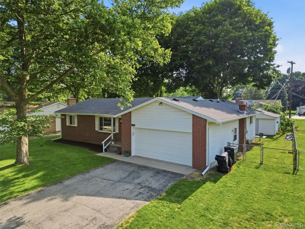 11771 Lesia Drive Green Oak Township MI 48189