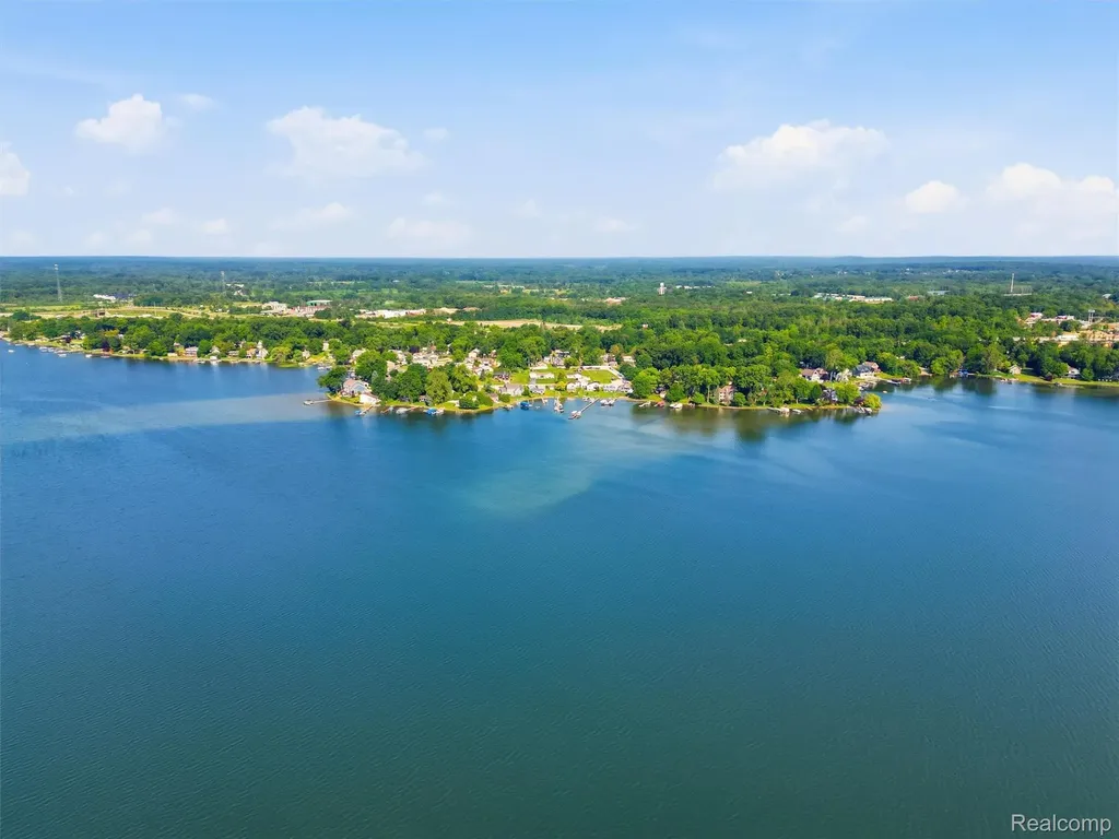 11771 Lesia Drive Green Oak Township MI 48189