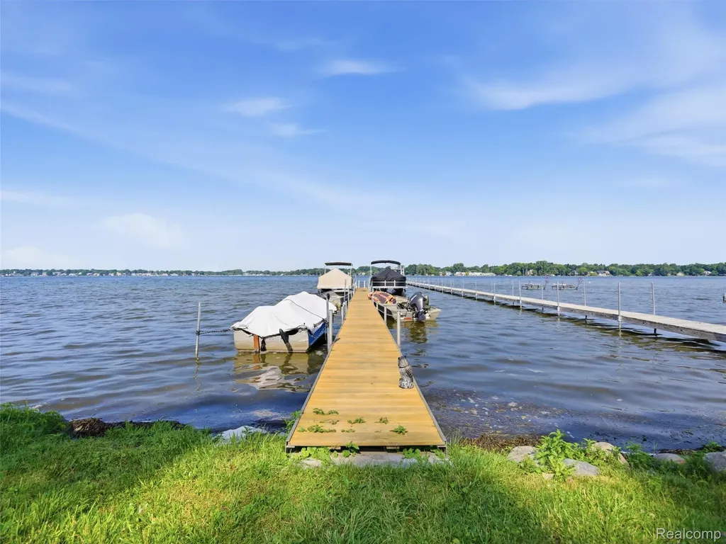 11771 Lesia Drive Green Oak Township MI 48189
