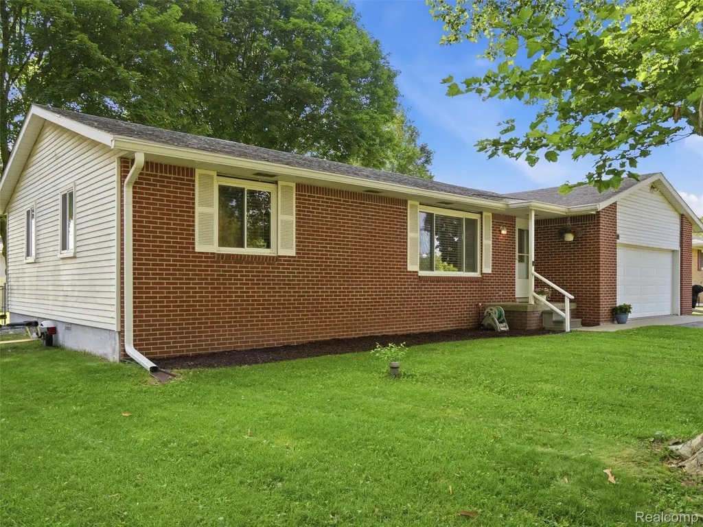 11771 Lesia Drive Green Oak Township MI 48189