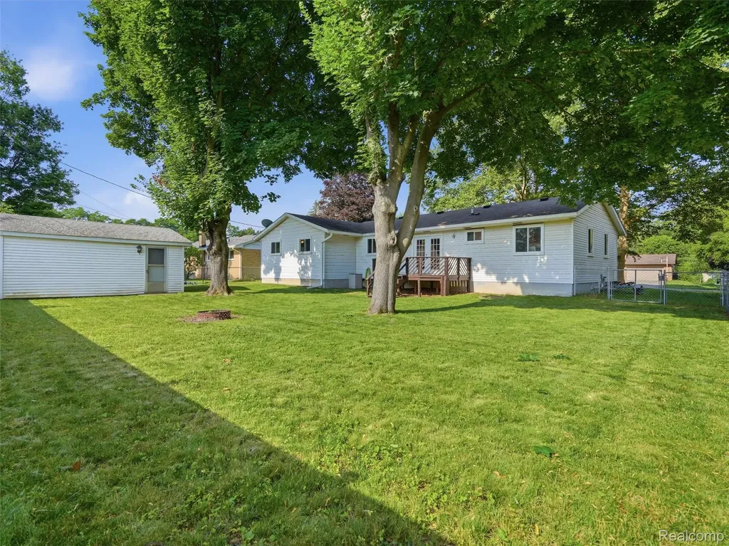 11771 Lesia Drive Green Oak Township MI 48189