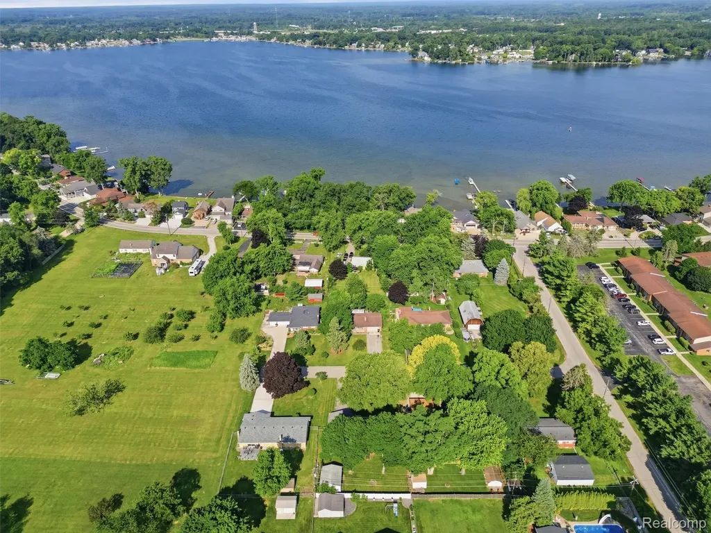 11771 Lesia Drive Green Oak Township MI 48189