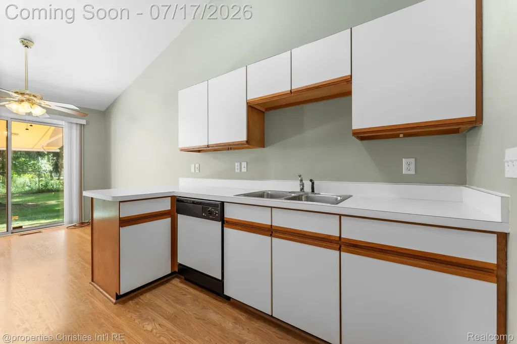 36551 Deerhurst S Westland City MI 48185