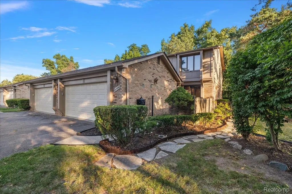 31456 Hunters Circle Drive Farmington Hills City MI 48334