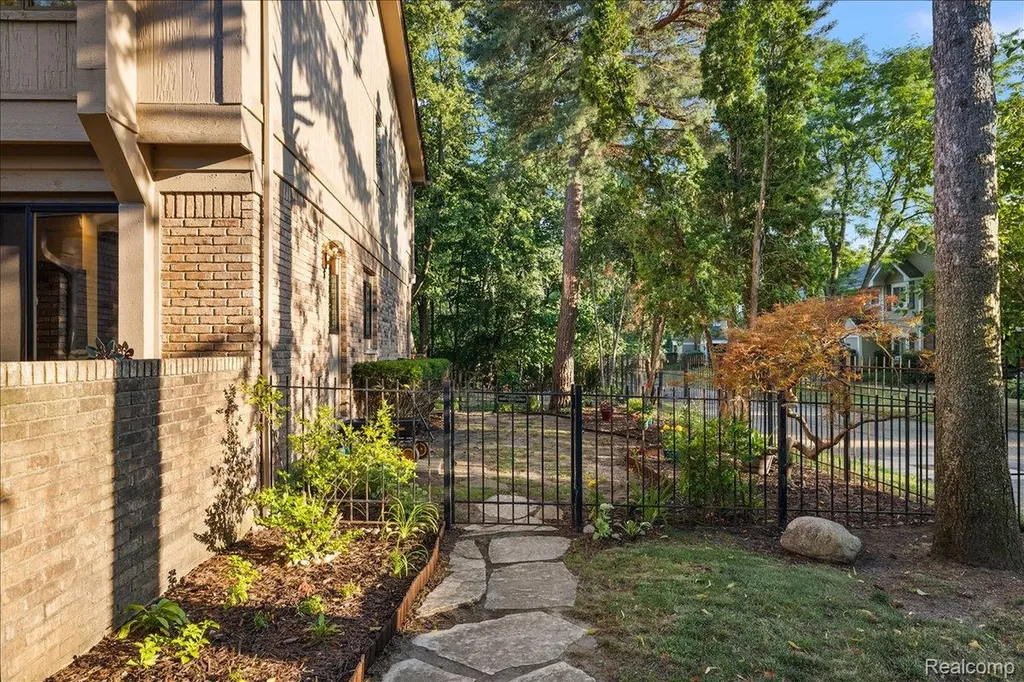 31456 Hunters Circle Drive Farmington Hills City MI 48334