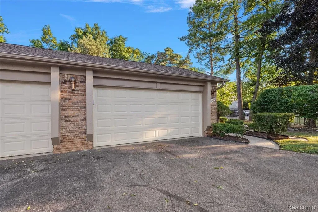 31456 Hunters Circle Drive Farmington Hills City MI 48334