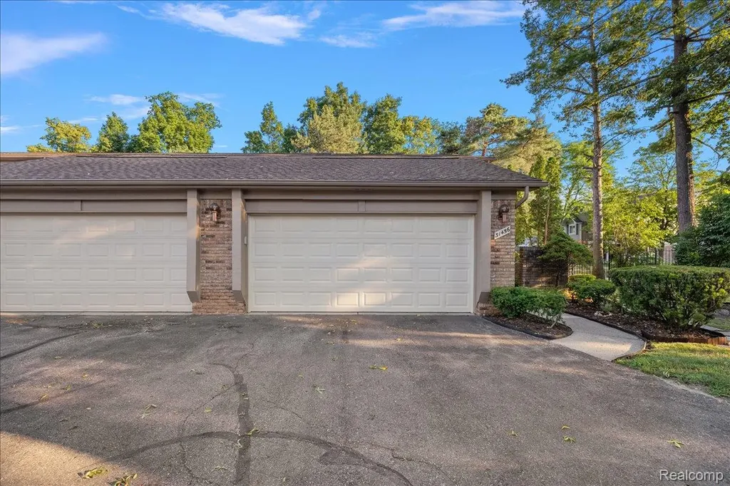 31456 Hunters Circle Drive Farmington Hills City MI 48334