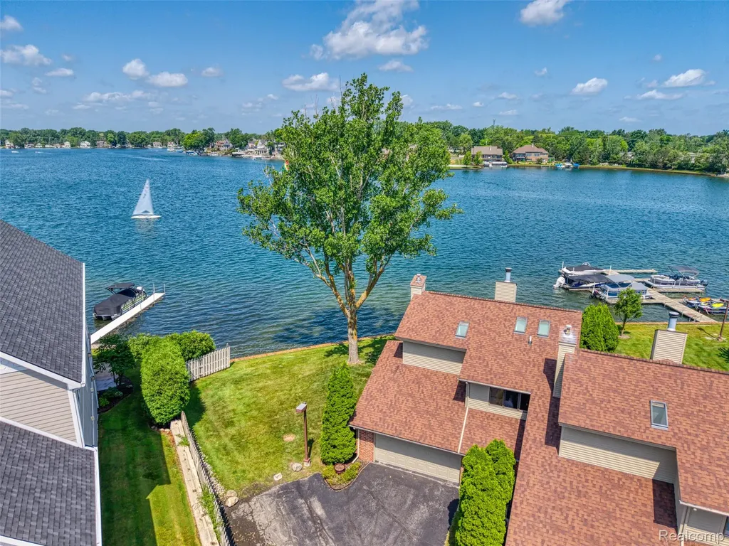 2226 Bowles Street Fenton Charter Township MI 48430