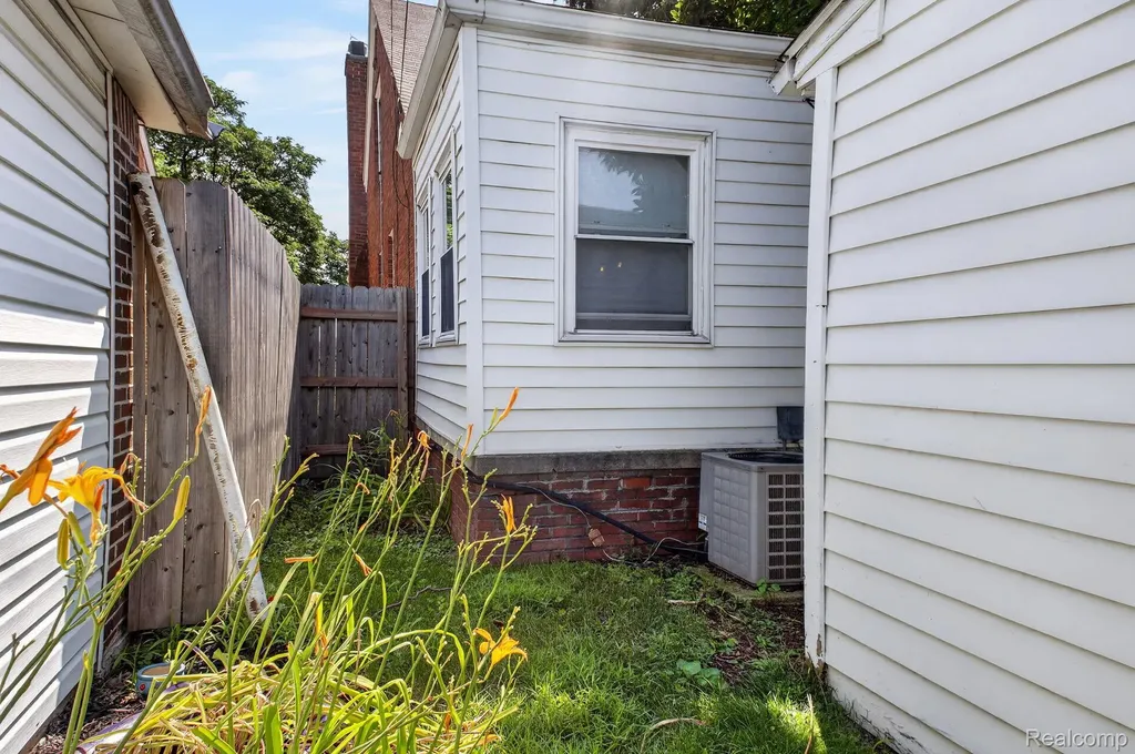 17501 Mendota Street Detroit City MI 48221