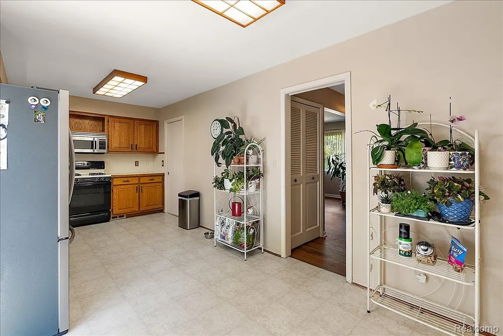 5242 Mansfield Avenue Sterling Heights City MI 48310