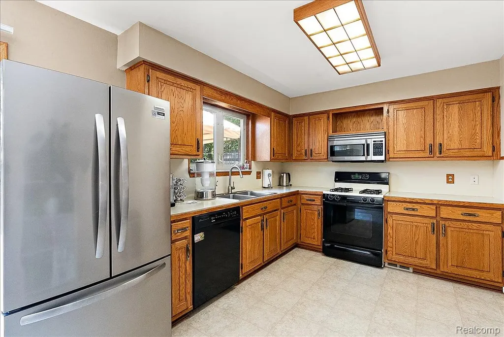 5242 Mansfield Avenue Sterling Heights City MI 48310