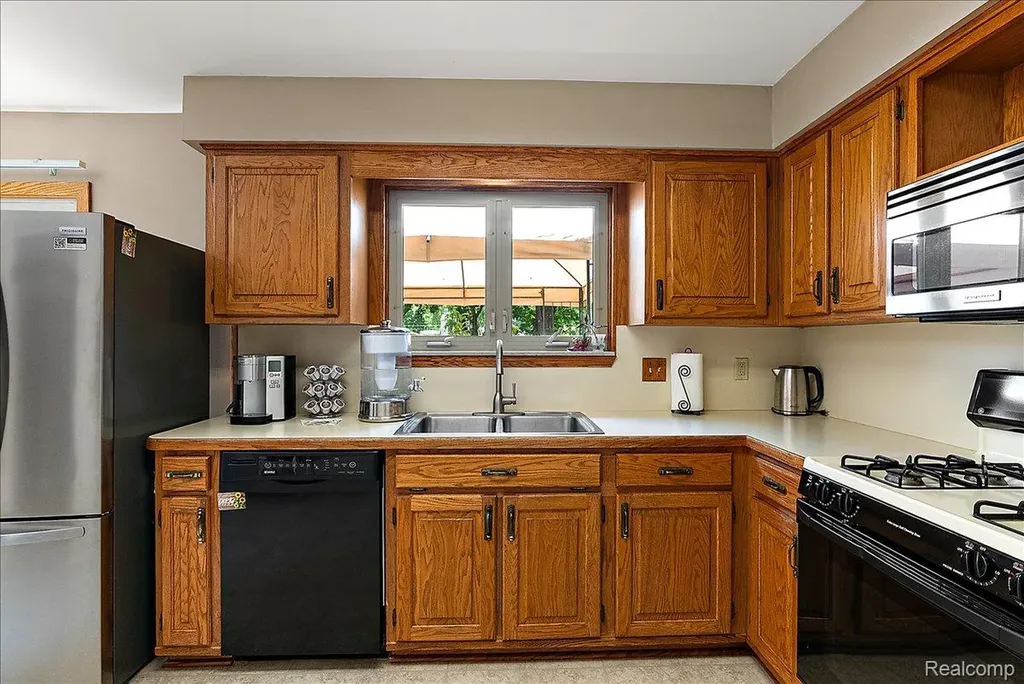 5242 Mansfield Avenue Sterling Heights City MI 48310